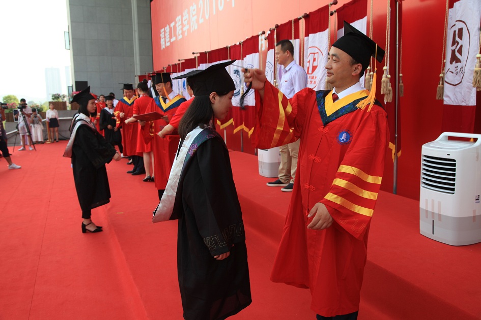 王乾廷副校长为毕业生执"拨穗礼",颁发学位证书