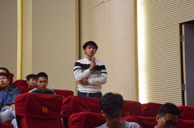 同学积极提问